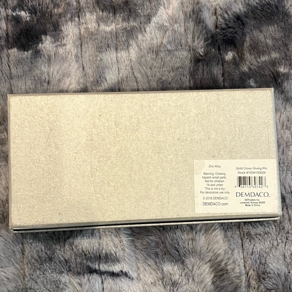 Gold Cross Giving Pin - Picture 2 of 6